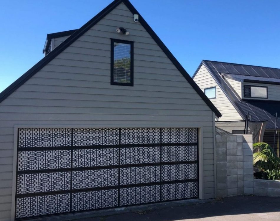 Glass Garage Door with patterned Aluminium Overlay